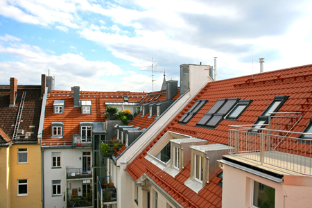 Blick über die Dächer der Stadt: Dachterrassenwohnung Obere Au. Foto: harald huber immobilienvertrieb