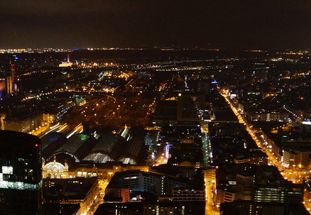 Blick auf das nächtliche Frankfurter Bahnhofsviertel - einem beliebten Wohngebiet. Foto: flickr