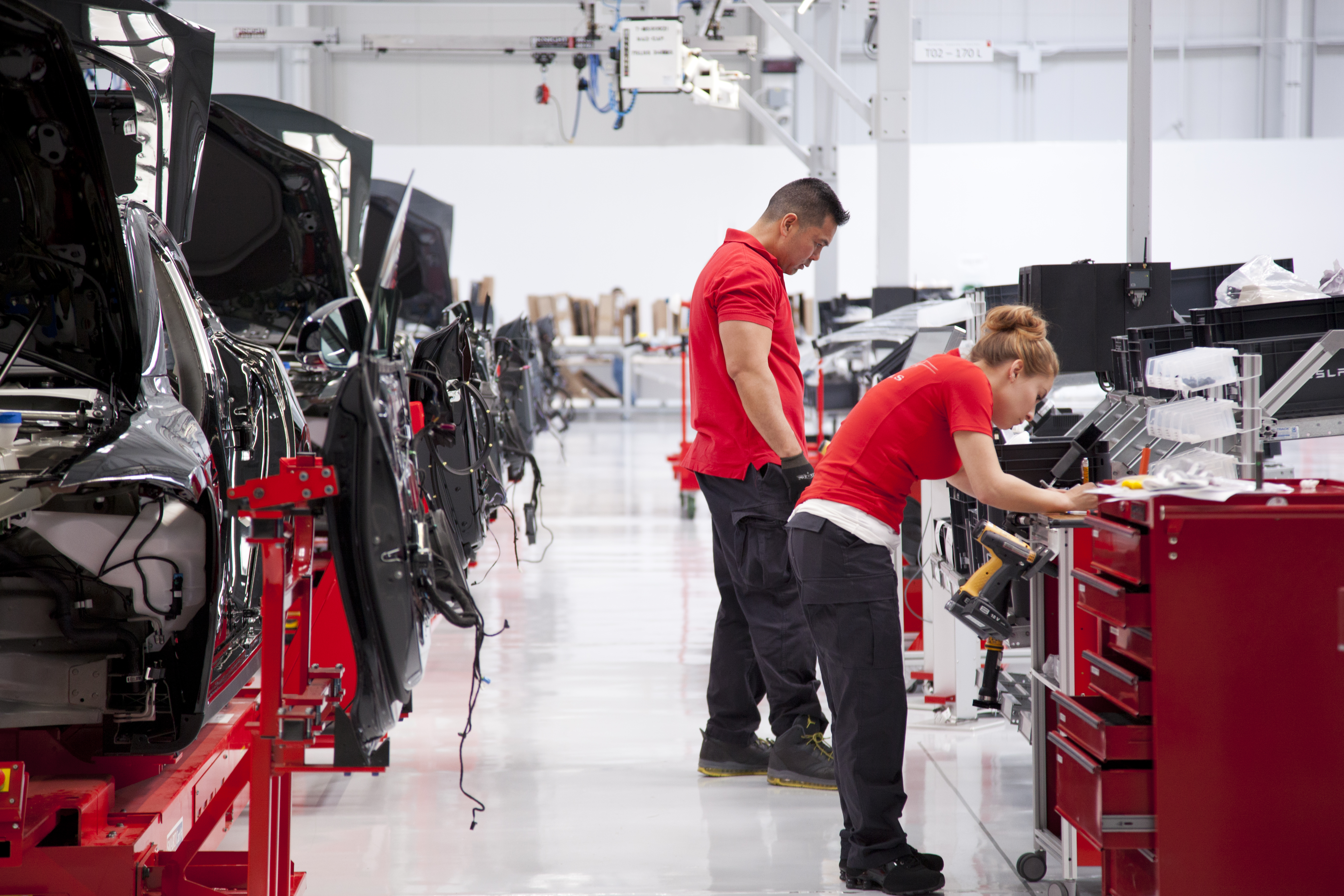 Bei der Arbeit: Mitarbeiter in einem Tesla-Werk (Bild: Tesla).