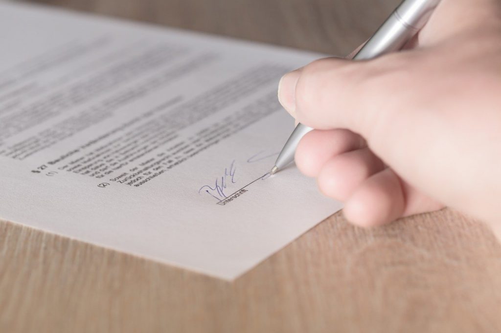 Schriftlicher Vertrag für das Vermieten einer Wohnung an Freunde und Verwandte.