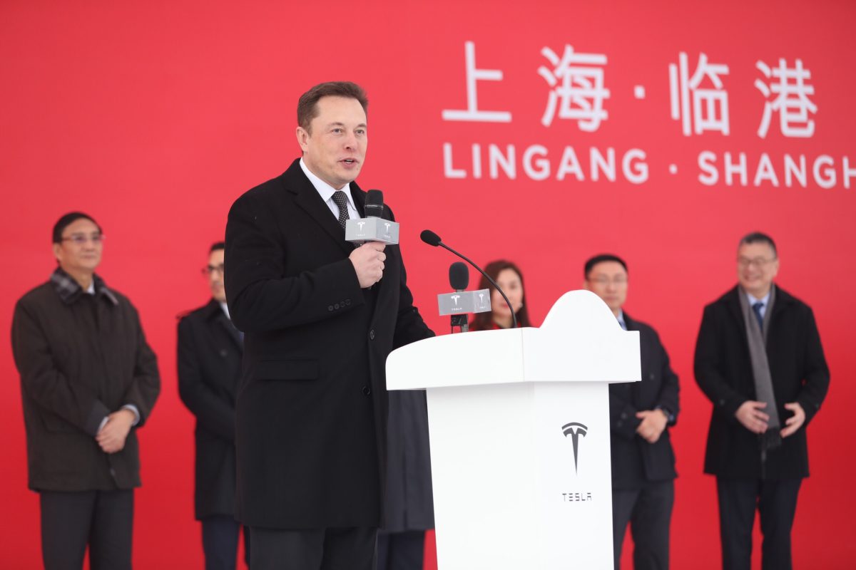 Der Tesla-Chef Elon Musk, hier bei einer Rede anlässlich der Grundsteinlegung der Gigafactory 3 in Shanghai (Bild: Tesla).