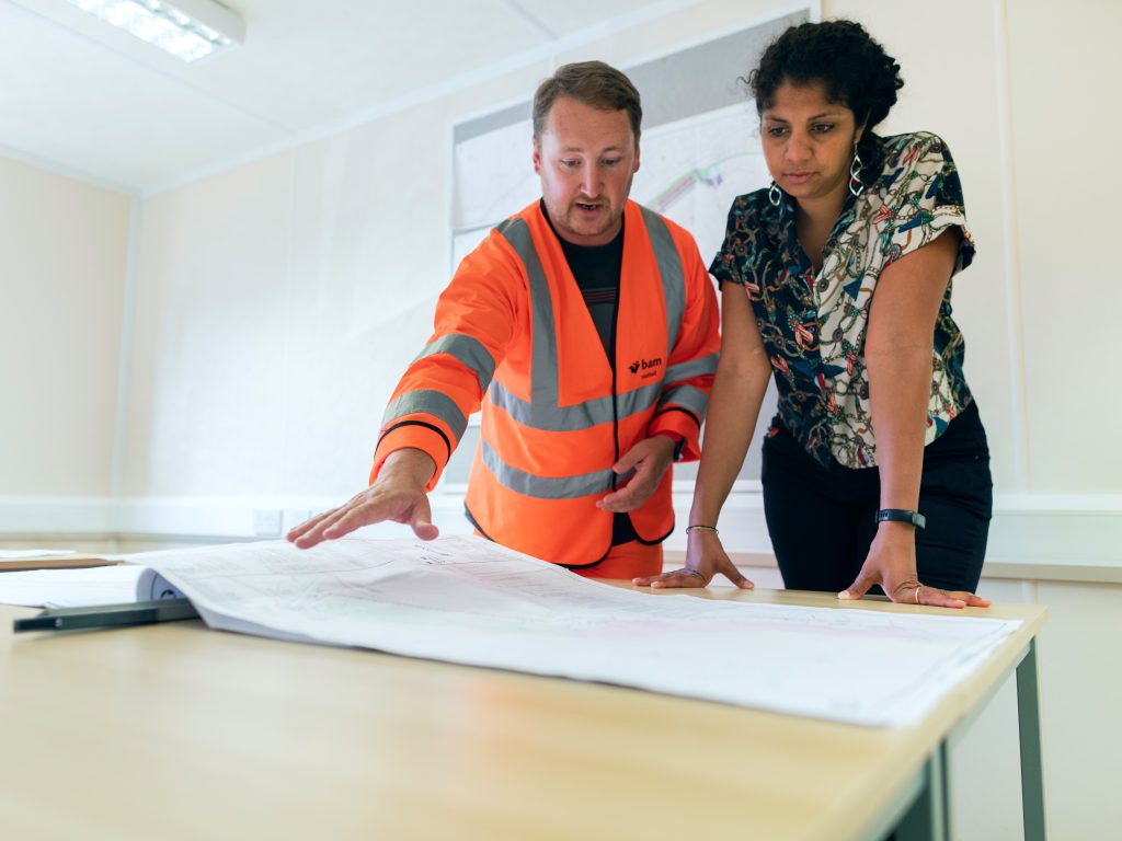 Bauberater berät Immobilienkäuferin