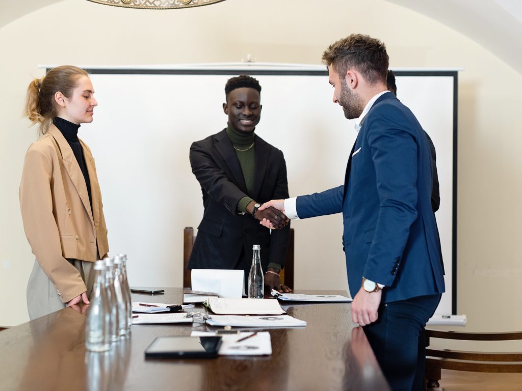 Der erfolgreiche Notarbesuch schließt den Immobilienkauf ab. 