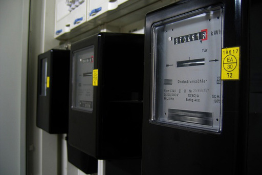 Analoge Stromzähler werden durch Smart Meter ersetzt, um Energie zu sparen.