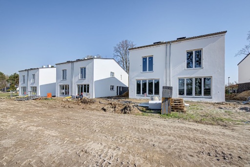 Tipps für die effektive Immobiliensuche. Doppelhäuser auf einem Baugrundstück. 