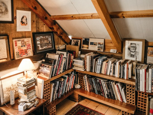 Gemütliche Leseecke auf dem Dachboden.