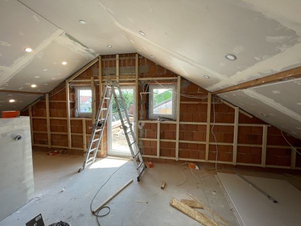 Ständerwerk für die Gipskartonplatten beim Dachbodenausbau.