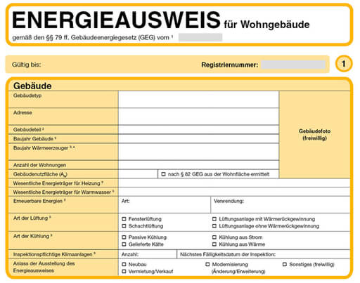Ausschnitt von Seite 1 des Energieausweises für Wohngebäude, so wie er seit 2024 aussieht. Wie im Text zu lesen ist, können hier die wesentlichen Daten zum Gebäude eingetragen werden – inklusive Adresse und Art der Heizung, Lüftung und Kühlung. 