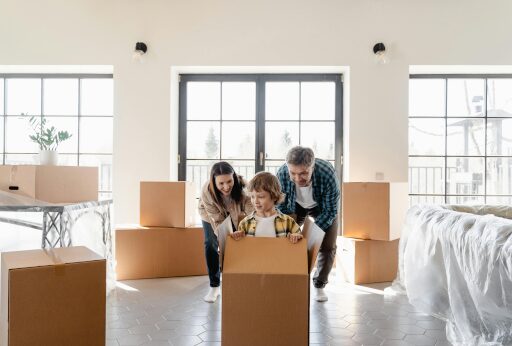 Mutter, Vater, Sohn beim Einzug in die familiengerechte Immobilie. 
