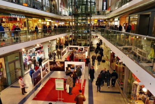 Menschen laufen im Shoppingcenter des Bahnhofs in Leipzig
