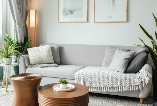 Wohnzimmer mit Couch bzw. Sofa, Tisch und Sitzgelegenheit