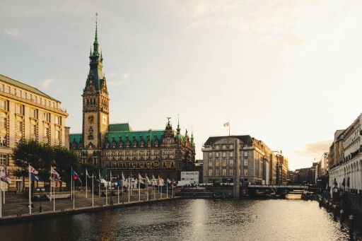Bürgerhäuser und die Binnenalster: eine ehrwürdige Lage in der Hansestadt. 