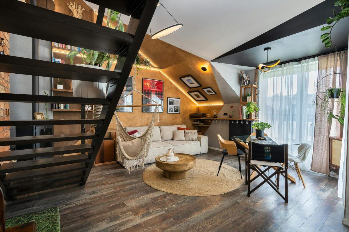 Eine gemütliche Eigentumswohnung mit Echtholzbelag, Dachschräge, schöner Beleuchtung und geschmackvoller Einrichtung. 