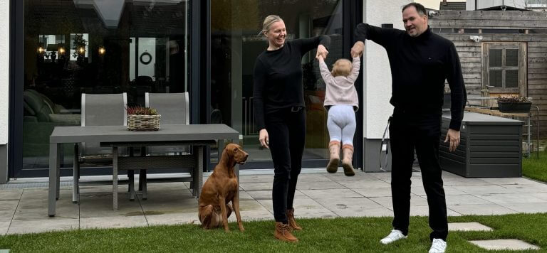 Familie Prinz vor ihrem Haus in Monheim am Rhein Neubau
