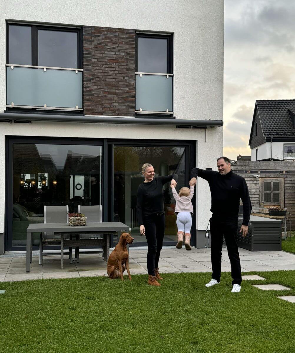 Familie Prinz vor ihrem Neubau-Haus in Monheim am Rhein