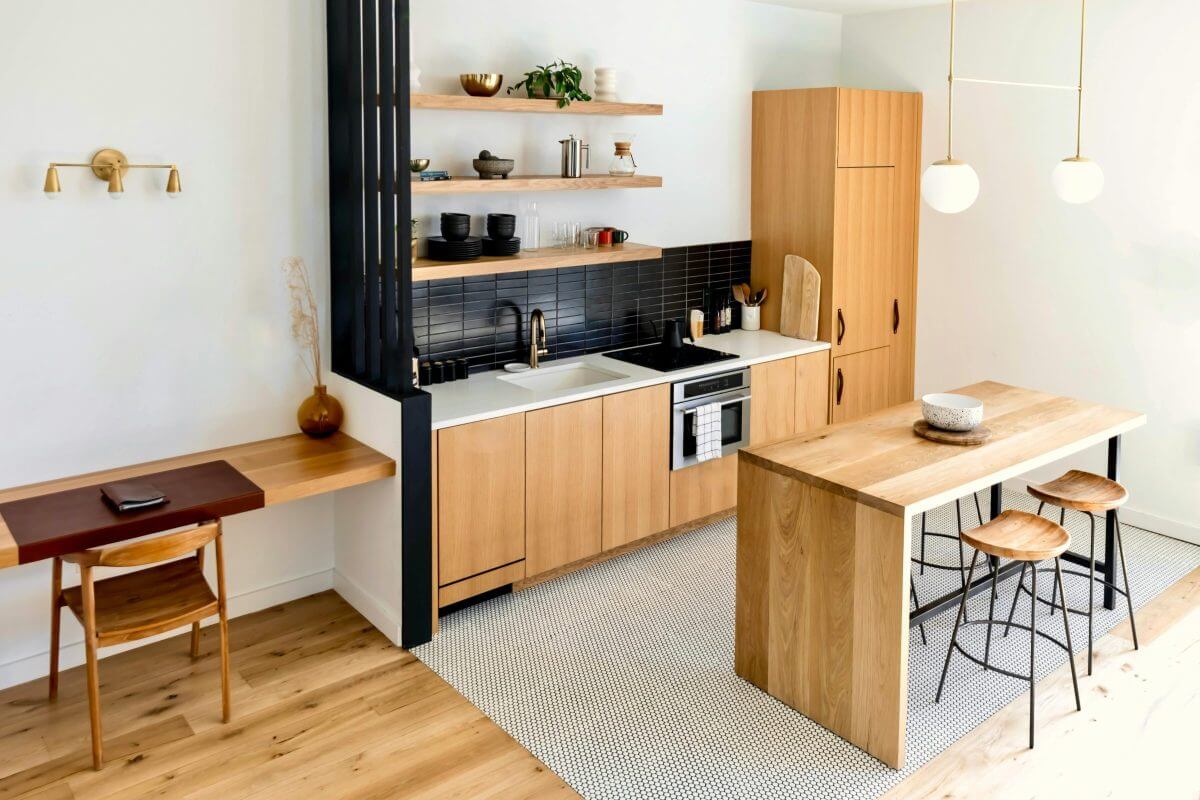 Kosteneffizient nachhaltiges DGNB-Bauen: Küche mit Holzelementen und Parkett
Ein schöner Parkettboden und wertige Materialien sind durch ihre herausragende Qualität langlebiger und damit nachhaltiger sowie mittel- und langfristig kosteneffizient. (Foto: Andrea Davis/pexels)