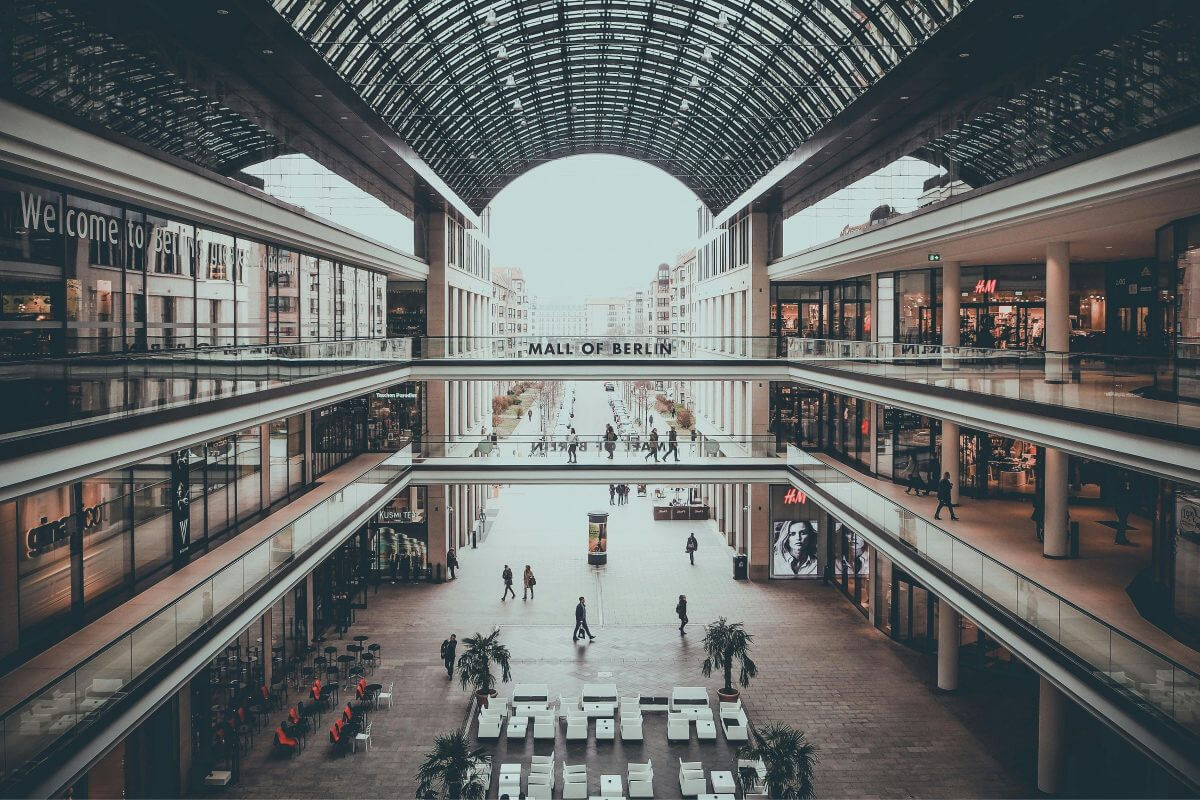 Gibt es in der Nähe Geschäfte, Kitas und Schulen? Immer entscheidender für Immobilienkäufer wird auch die unmittelbare Wohnumgebung – die Mikrolage, in die ihr künftiges Investitionsobjekt eingebettet ist. (Foto: pixabay / pexels)
