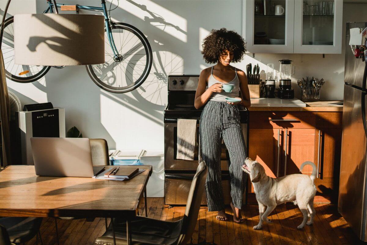 Fahrrad-Lager im Neubau: So manches Fahrrad kann in der Wohnung sogar zum perfekten Accessoire an der Wand werden. © Samson Katt / pexels