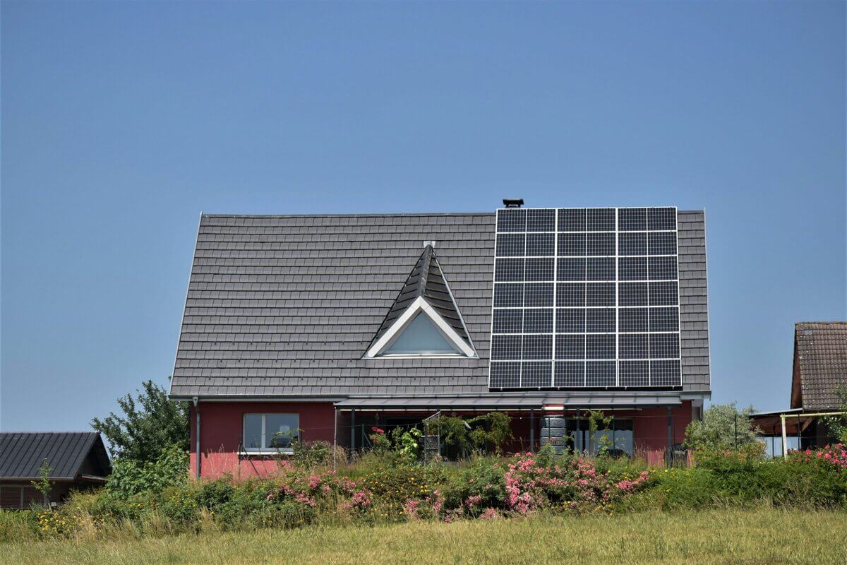 Neues freistehendes Einfamilienhaus mit Solaranlage aur dem Dach. 