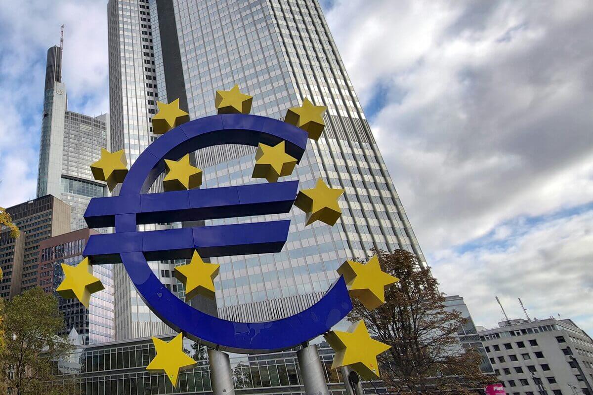 Wolkenkratzer der Europäischen Zentralbank in Frankfurt.jpg