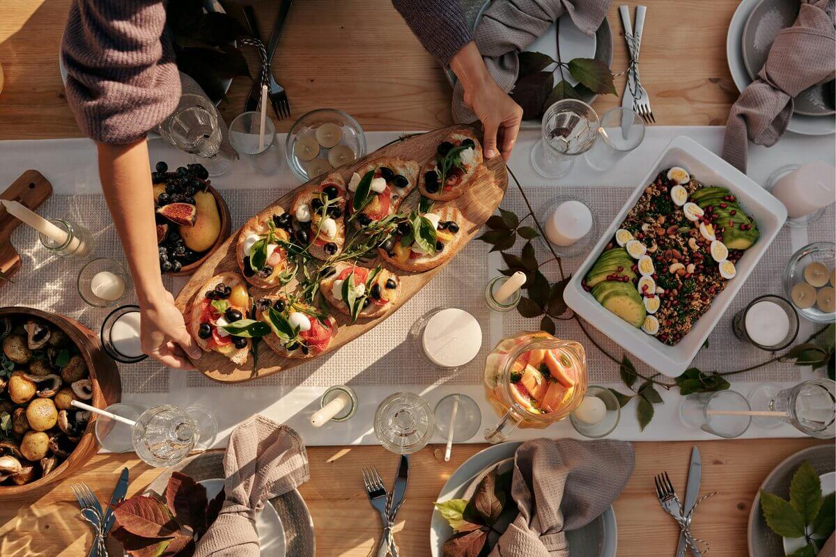 Tisch mit Essen