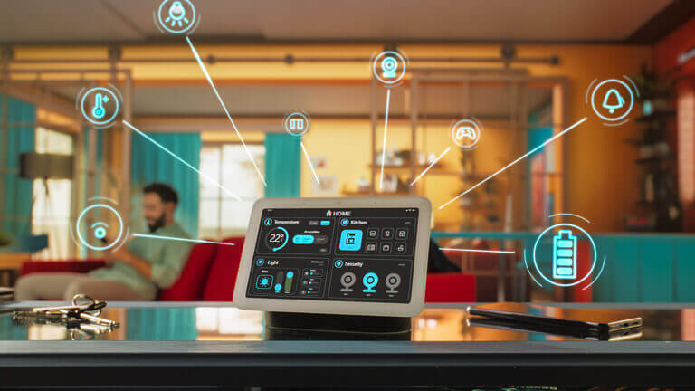 Wohnung und Haus im Urlaub schützen: So hilft Smart-Home-Technik