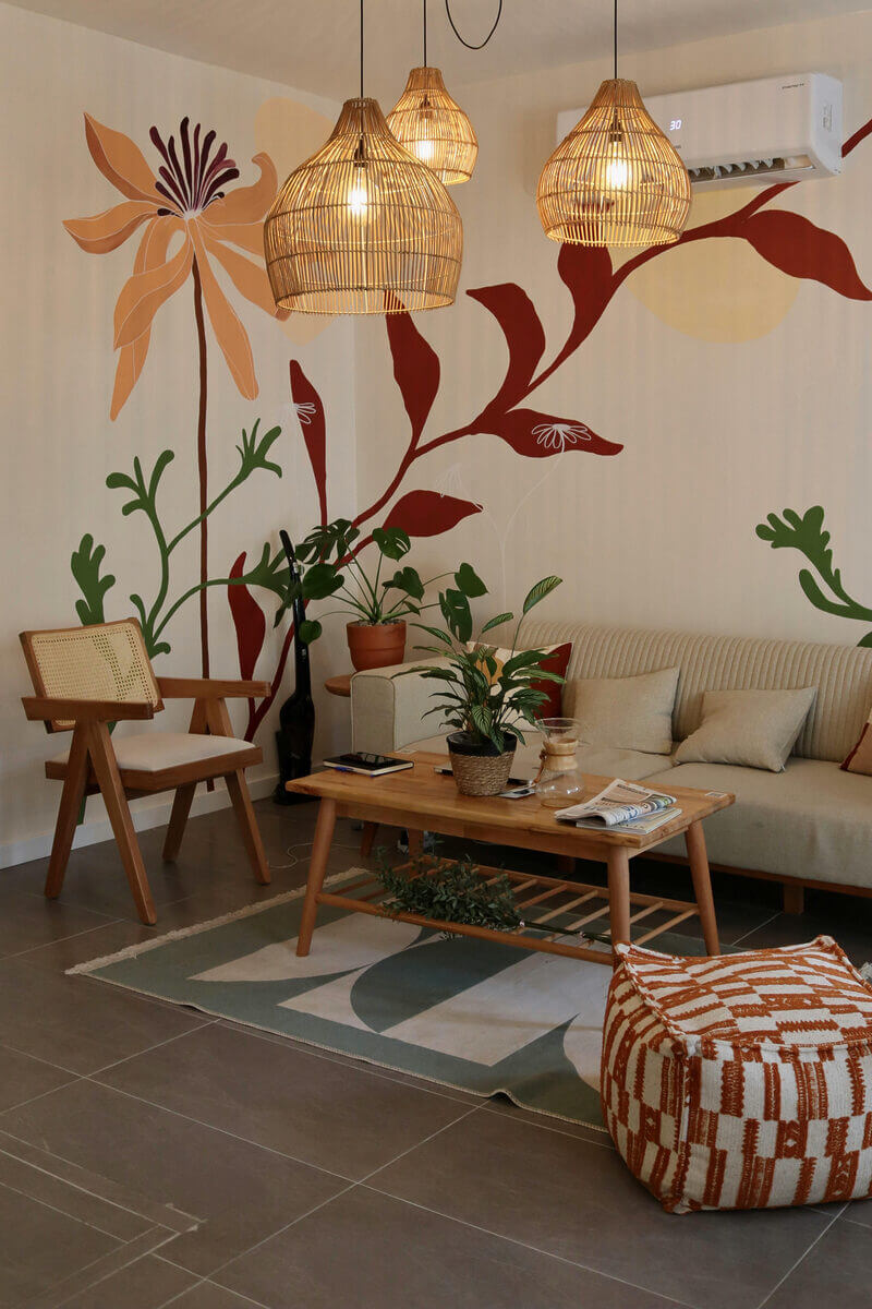 Wohnzimmer mit Rattanleuchte