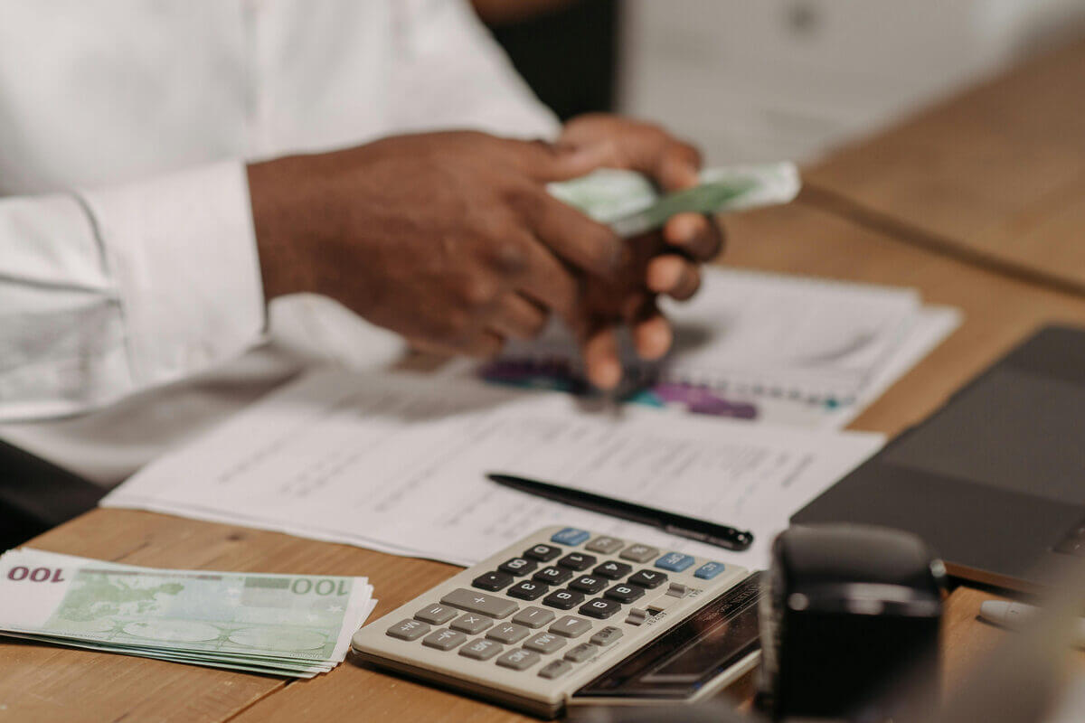 Mann mit Taschenrechner