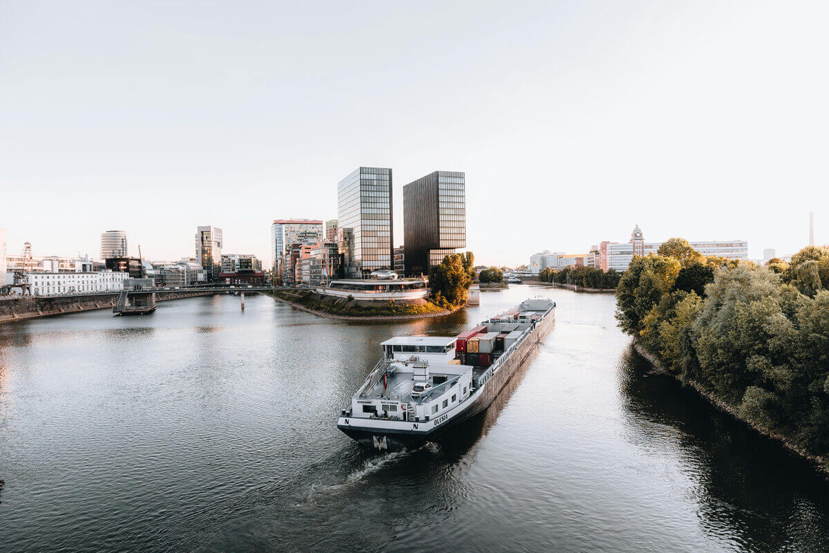 Schiff quert Rhein am Medienhafen Düsseldorf