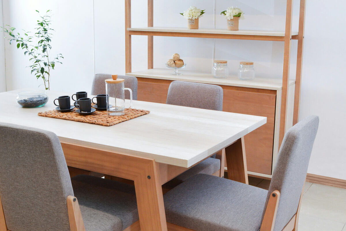 Stühle, Tisch und Regal