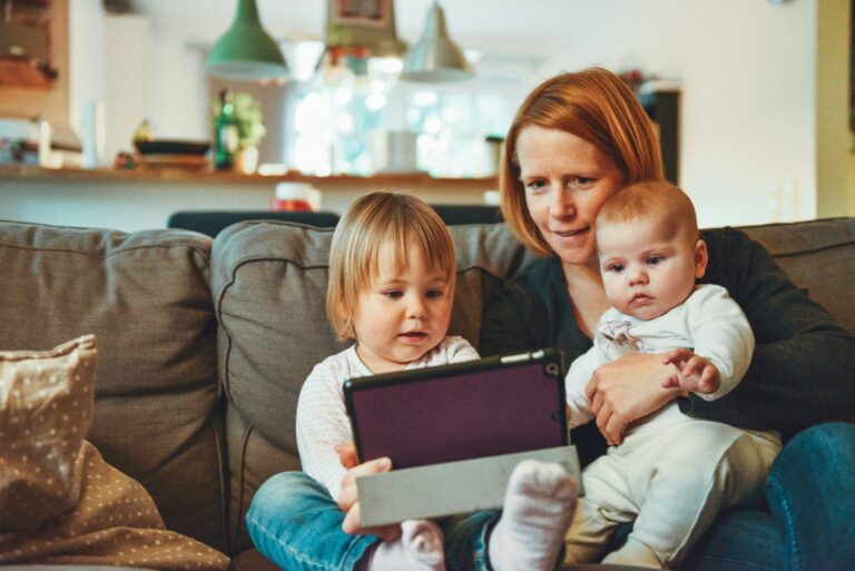 Mutter mit 2 Kindern vor dem Laptop
